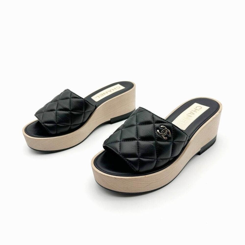CHANEL Black Quilted Leather Platform Slide CC Sandals Size 38 Open Toe Mules
